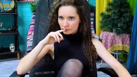 zianichols online show from January 20, 6:43 pm