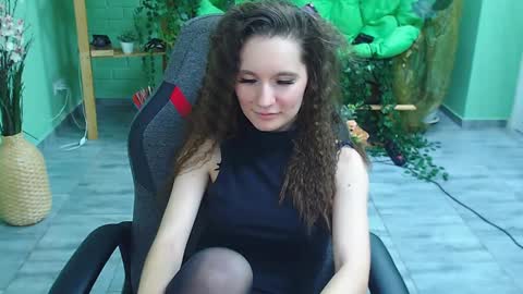 zianichols online show from January 24, 9:58 pm