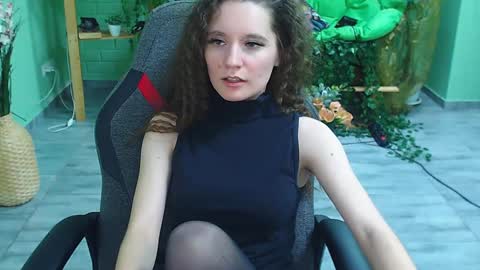 zianichols online show from January 25, 12:59 am