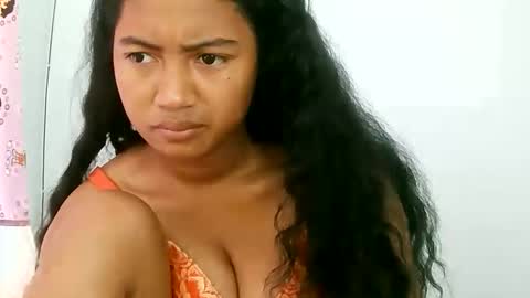 Snapshot of zina479102 chatting on April 22, 5:21 am elly online show from April 22, 5:21 am