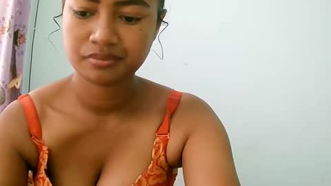 Snapshot of zina479102 chatting on April 25, 5:10 am elly online show from April 25, 5:10 am