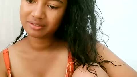 Snapshot of zina479102 chatting on May 6, 5:57 am elly online show from May 6, 5:57 am