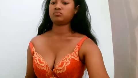Snapshot of zina479102 chatting on May 26, 5:47 am elly online show from May 26, 5:47 am