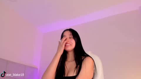 Snapshot of zoe_blake18 chatting on December 3, 4:39 pm Zoe online show from December 3, 4:39 pm