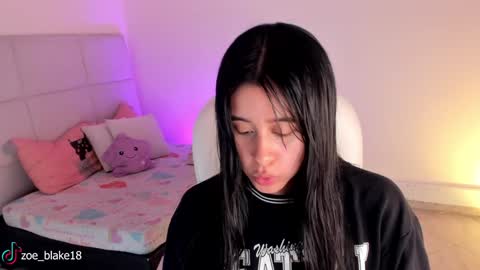 Snapshot of zoe_blake18 chatting on December 15, 2:59 pm Zoe online show from December 15, 2:59 pm