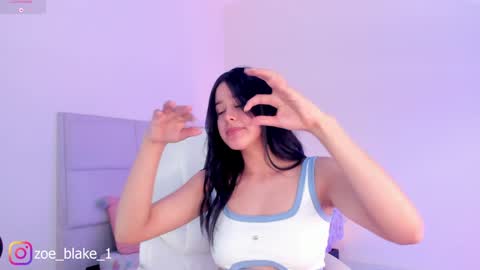 Snapshot of zoe_blake18 chatting on January 7, 7:49 pm Zoe online show from January 7, 7:49 pm