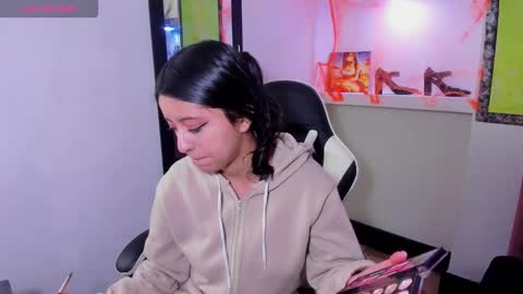 Z O E online show from November 6, 6:53 pm