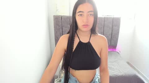 zoe_jones7 online show from December 7, 9:33 pm