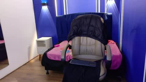 zoe  online show from March 27, 8:26 am