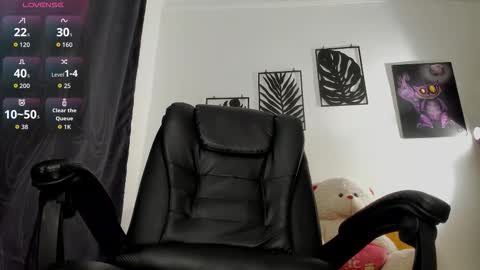 zoe_millerx online show from December 18, 1:28 pm