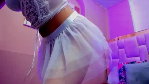 Snapshot of zoe_moreau chatting on November 18, 7:51 pm zoe_moreau online show from November 18, 7:51 pm