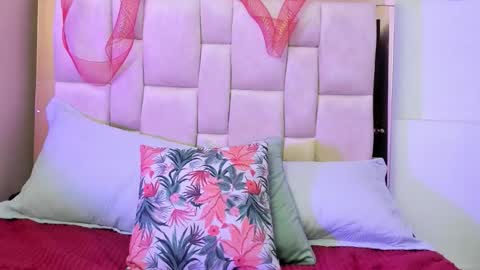 Snapshot of zoe_moreau chatting on December 4, 7:22 pm zoe_moreau online show from December 4, 7:22 pm