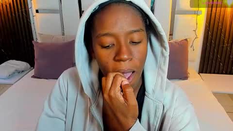 Snapshot of zoe_novakk chatting on December 15, 3:05 pm Zoe Novakk online show from December 15, 3:05 pm