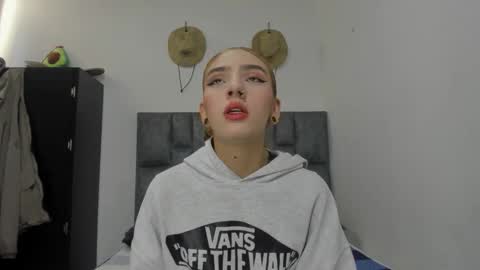 Snapshot of zoe_painn chatting on October 6, 8:39 pm She Zoe He Painn online show from October 6, 8:39 pm