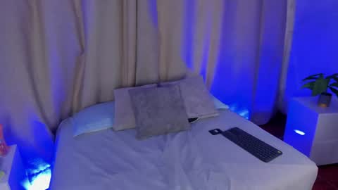 Snapshot of zoe_rousee_ chatting on July 16, 12:11 pm zoe_rousee_ online show from July 16, 12:11 pm