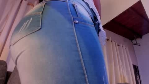 Snapshot of zoe_roux210949 chatting on October 25, 6:32 am Zoe online show from October 25, 6:32 am