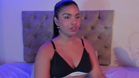 Snapshot of zoe_roux210949 chatting on December 3, 3:25 am Zoe online show from December 3, 3:25 am