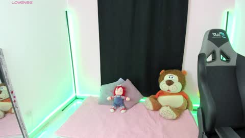 zoe_sullivan_ online show from December 28, 9:31 am