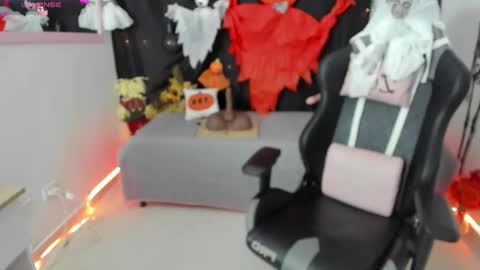 zoe_sullivan_ online show from October 6, 9:51 am