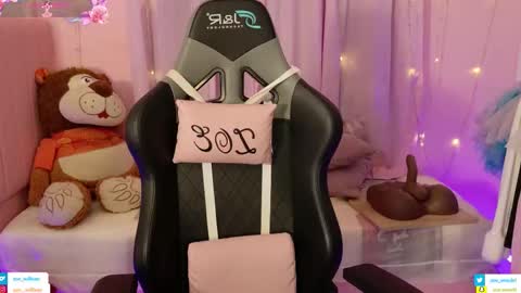 zoe_sullivan_ online show from March 13, 9:27 am