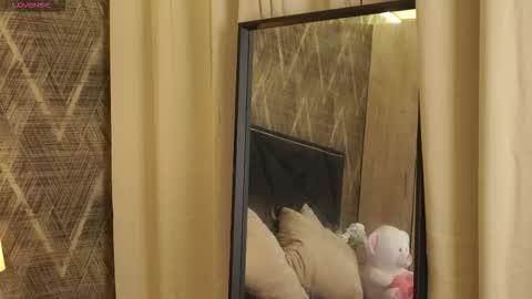 Snapshot of zoebela chatting on November 29, 10:24 pm Zoe online show from November 29, 10:24 pm