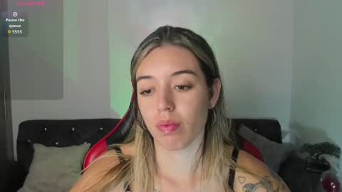 Snapshot of zoee_jackson chatting on October 13, 3:28 am zoee jackson online show from October 13, 3:28 am