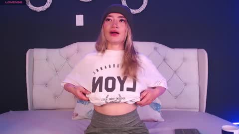 zoe online show from December 19, 12:01 pm