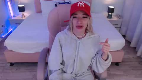 Snapshot of zoee_joness chatting on March 23, 3:43 am zoe online show from March 23, 3:43 am
