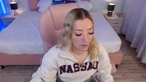 Snapshot of zoee_joness chatting on April 1, 2:45 am zoe online show from April 1, 2:45 am