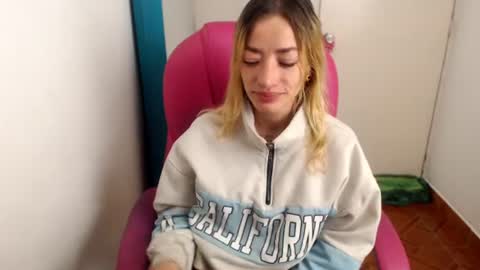 Snapshot of zoee_joness chatting on August 3, 9:04 am zoe online show from August 3, 9:04 am