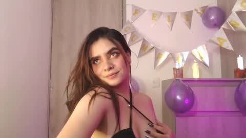 Snapshot of zoee_t chatting on November 29, 7:50 pm Zoee online show from November 29, 7:50 pm