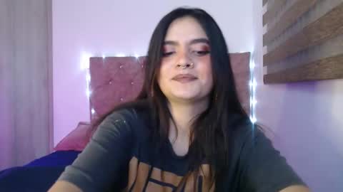 Snapshot of zoee_t chatting on February 4, 4:40 am Zoee online show from February 4, 4:40 am