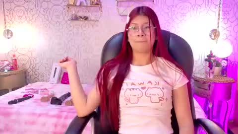 zoeecarter_ online show from July 1, 11:45 am