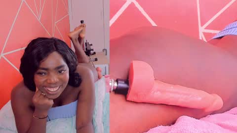 Snapshot of zoeethompson_cm chatting on December 22, 1:45 am online show from December 22, 1:45 am
