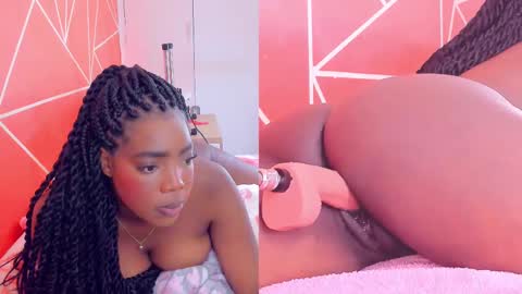 Snapshot of zoeethompson_cm chatting on February 15, 6:55 pm online show from February 15, 6:55 pm
