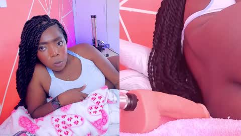 Snapshot of zoeethompson_cm chatting on February 24, 11:30 pm online show from February 24, 11:30 pm