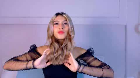 Snapshot of zoehangel chatting on October 7, 11:18 am Zoe online show from October 7, 11:18 am