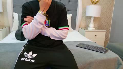 Zoe Krug online show from November 12, 11:21 am