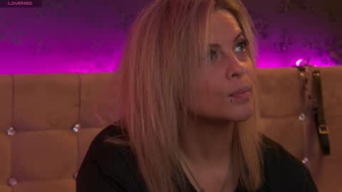 Snapshot of zoemesmerizee chatting on November 6, 11:00 am ZoeMesmerize online show from November 6, 11:00 am