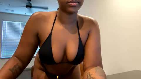 Snapshot of zoemovesme chatting on June 3, 8:47 pm Zoe online show from June 3, 8:47 pm