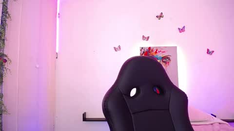 Snapshot of zoeroux_ chatting on February 13, 7:13 am Zoe online show from February 13, 7:13 am