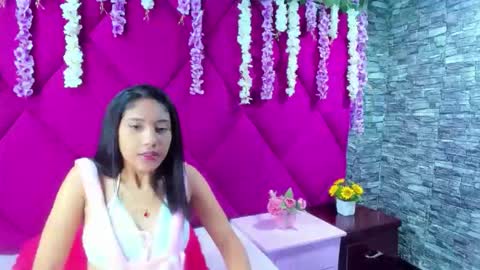 Snapshot of zoesmiitt chatting on June 1, 12:40 pm zoesmiitt online show from June 1, 12:40 pm