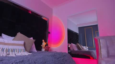 zoevidal_ online show from February 6, 11:54 am