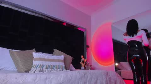 zoevidal_ online show from February 8, 11:33 am