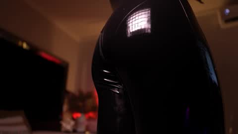 zoevidal_ online show from January 17, 12:10 pm