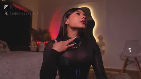 zoevidal_ online show from February 4, 12:11 pm