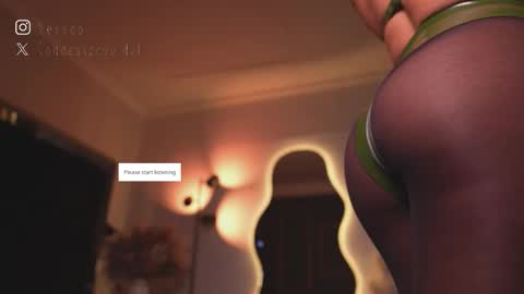 zoevidal_ online show from February 23, 12:02 pm