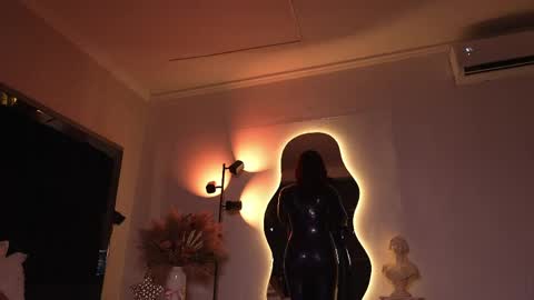 zoevidal_ online show from June 6, 12:10 pm