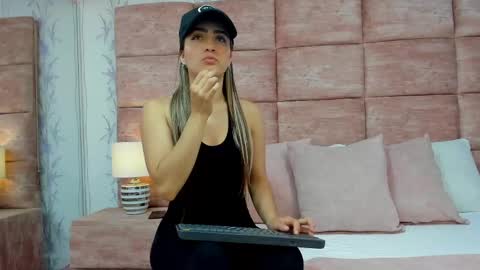 ZoeWilliis online show from September 18, 12:40 pm