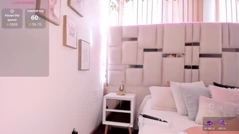 zoey thommpson online show from November 6, 7:59 pm